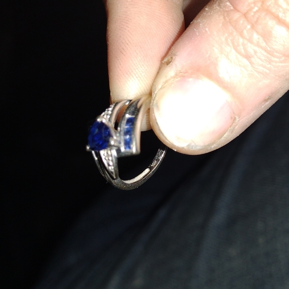 10K white gold and sapphire ring - Picture 3 of 3